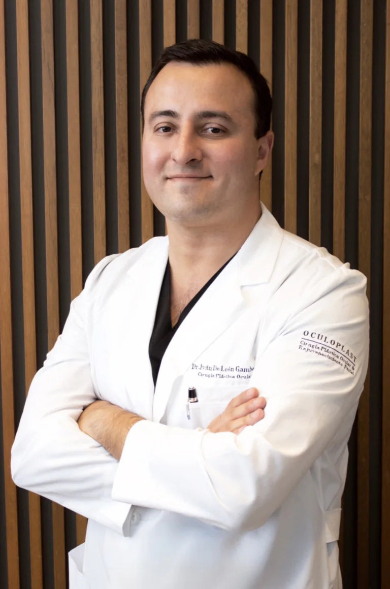 Retrato del Dr. Iván De León, cirujano oculoplástico