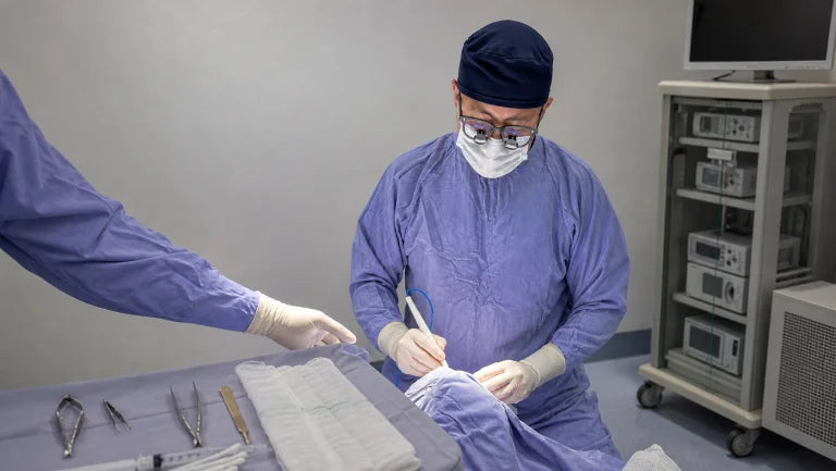Dr. Iván De León durante una cirugía oculoplástica en OculoPlast