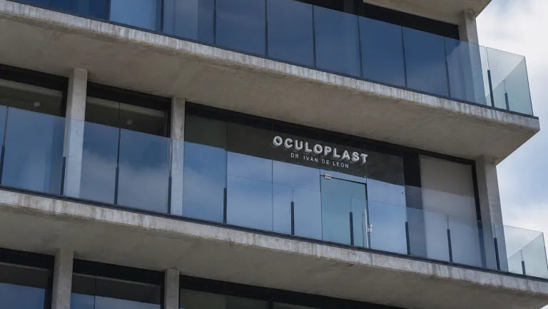 Fachada de OculoPlast en el segundo piso de Plaza Kerkus, San Pedro Garza García
