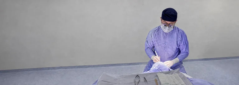 Dr. Iván De León realizando una cirugía oculoplástica en quirófano