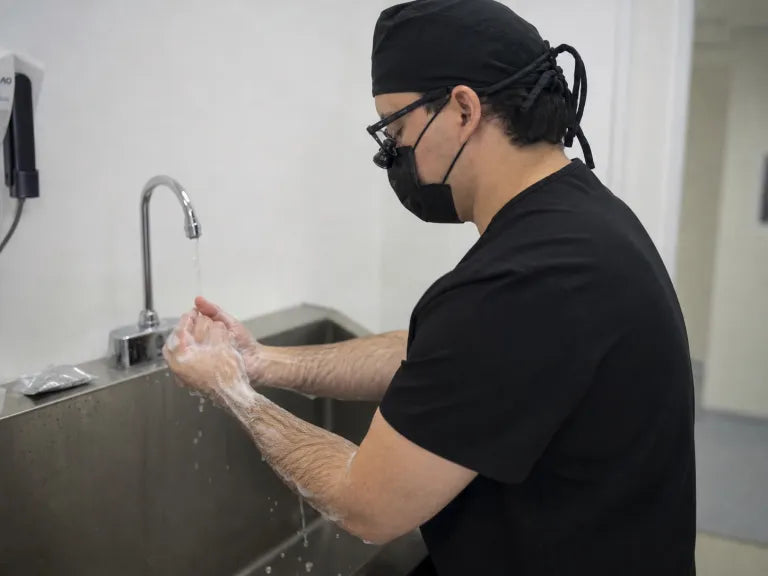 Dr. Iván De León realizando el lavado preoperatorio
