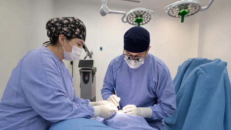 Dr. Iván De León durante una cirugía oculoplástica en OculoPlast